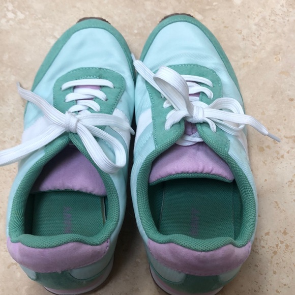 Girls Old Navy Athletic Shoes . Size 4 - Picture 2 of 5